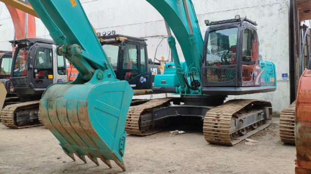 偶遇二手挖掘机 神钢250超8,大家伙果然不平凡