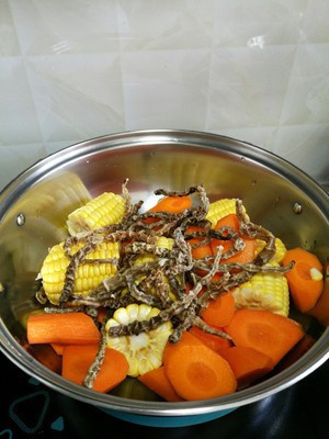 地参可以用来煲汤,下面是具体做法: 准备材料:玉米2根,红萝卜2根,地参