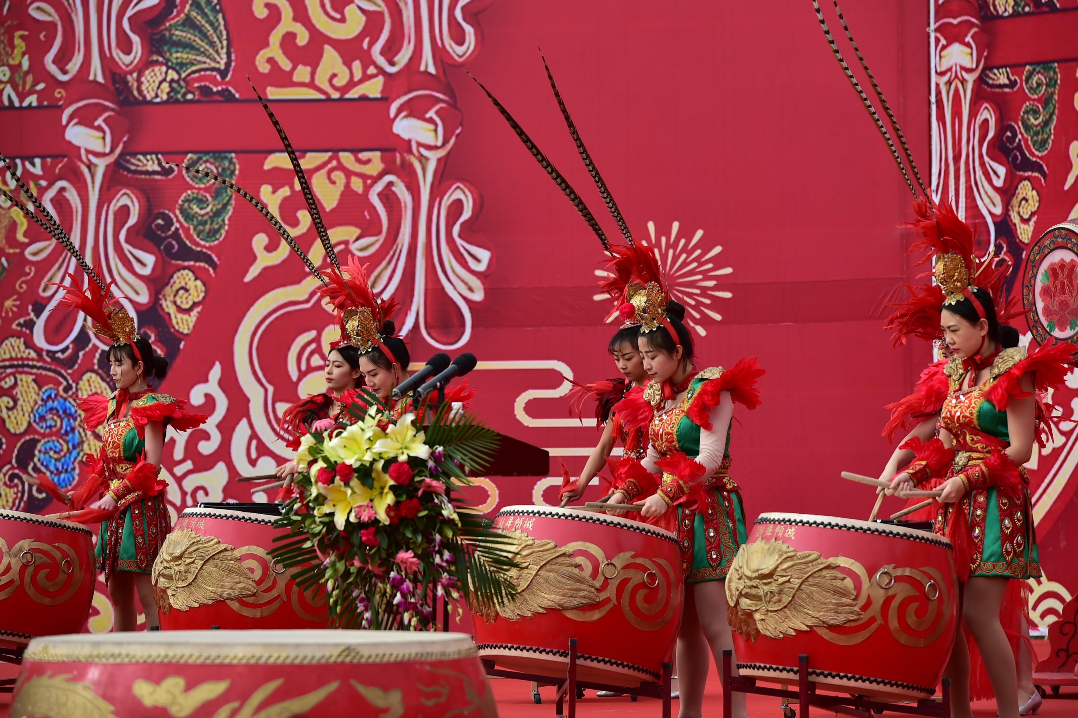 视频:兰州某项目开工仪式 23名美女击鼓开场气势十足