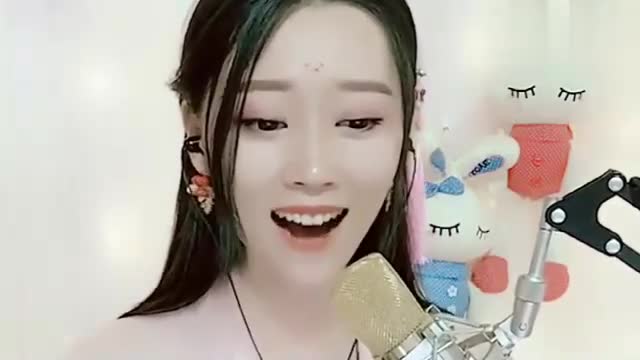 姑娘唱一首《 十唱裙钗女》,唱得不错啊,果断收藏