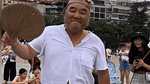 当抖音神曲遇到老大爷鬼步舞 大爷一跳直接把美女逗乐了