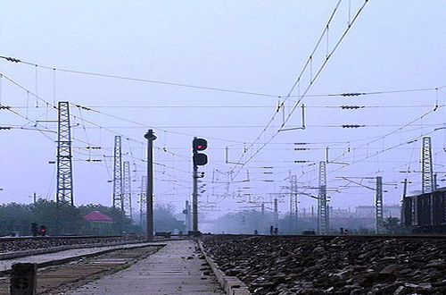铁路上的通过信号机和预告信号怎么区分?