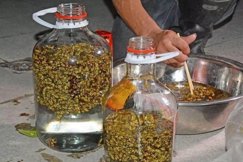 马蜂窝壳泡酒有什么用吗就是里面的幼虫没有了它的壳能泡酒吗,有什么