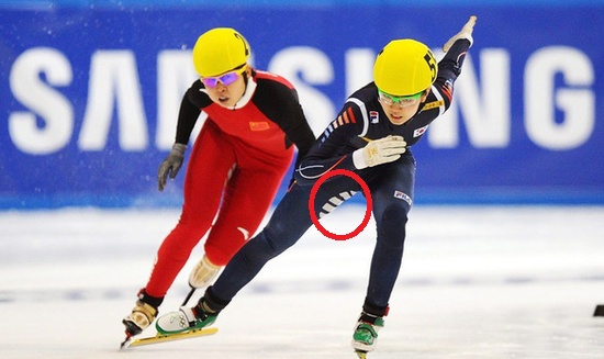 短道速滑运动员穿的衣服大腿内侧的白色椭圆形的是干什么用的?