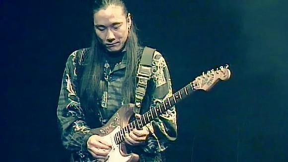 唐朝乐队《选择》里,外媒眼中:中国最伟大吉他手老五巅峰演奏!