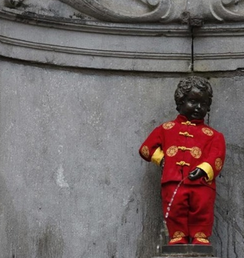 布鲁塞尔第一公民小尿童穿唐装迎春节是怎么