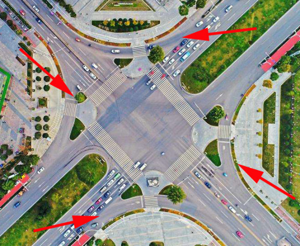 如图所示,在这种十字路口,没有右转箭头,只有右转专用车道,如果在直行