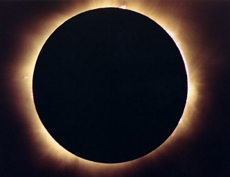 色球层 和 日冕层  所说的日冕现象 应该是说 出现了日冕的现象的意思