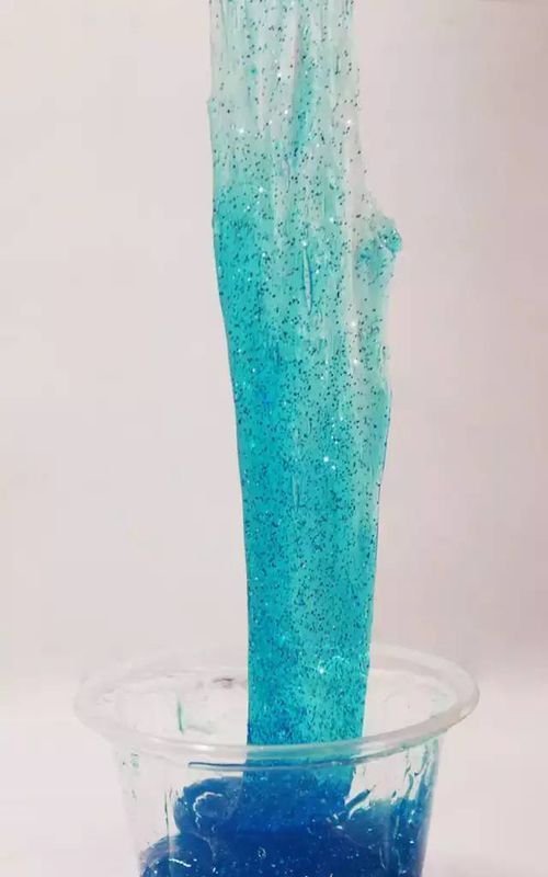 玩够了水晶泥,记得洗手,用洗洁精跟洗手液做的,切忌让孩子玩过水晶泥