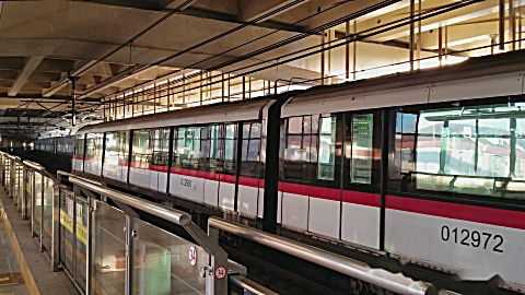 上海轨道交通1号线列车进出共康路站(ac06型)