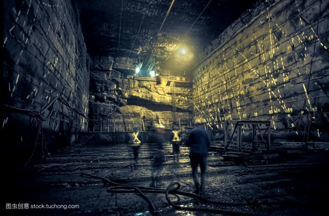 大山深处的矿洞《月夜听书》之《矿井里的女人》-《半夜有鬼》.