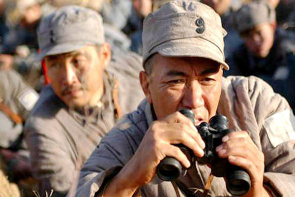 为什么战争片里八路军能用大拇指测距离,什么原理?