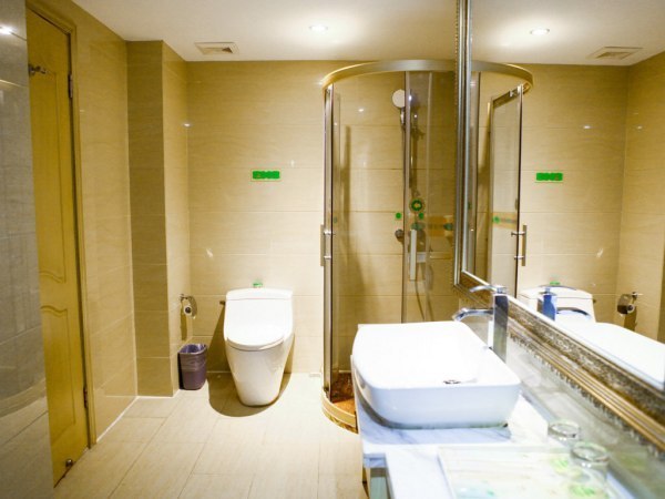 欧洲宾馆厕所里面的 条状塑料袋是干什么用的?