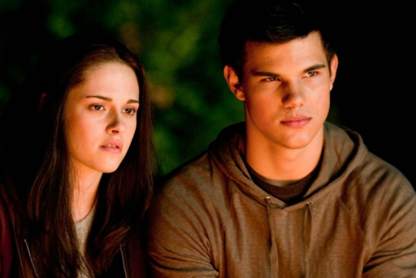 雅各布也因此被威胁决不允许在贝拉不允许的情况下强吻她,否则爱德华