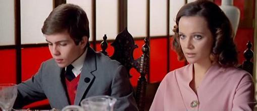 快手一个小孩摸一个女人的腿,是什么电影