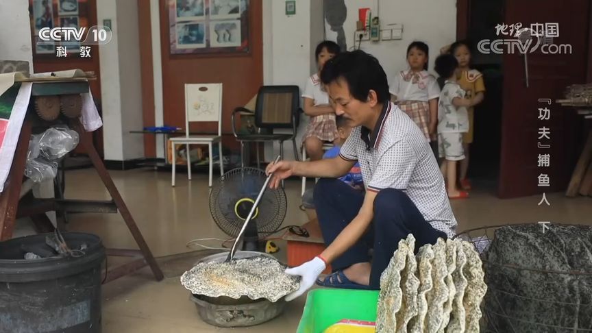 [图]大如草帽、酥脆咸香,京族风吹饼制作技艺历史悠久|地理中国