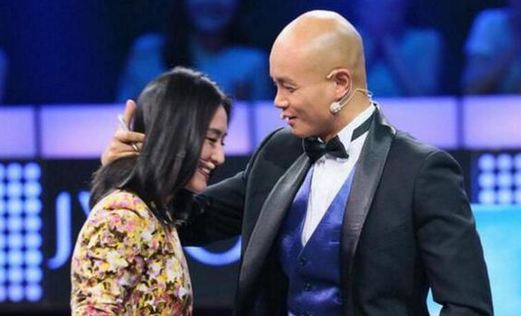 乐嘉捧着人家的脸,然后拥抱,这是不是不太合适,毕竟这个是女嘉宾.