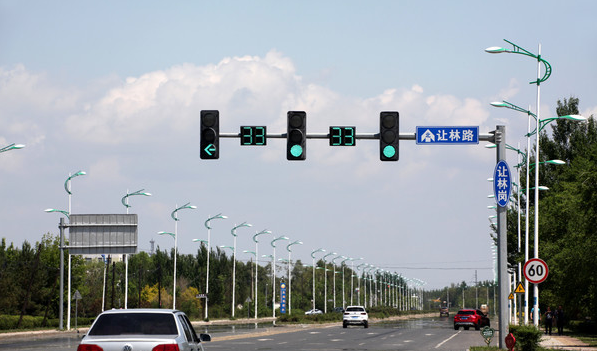 十字路口的红绿灯为什么直行和左转灯一起亮