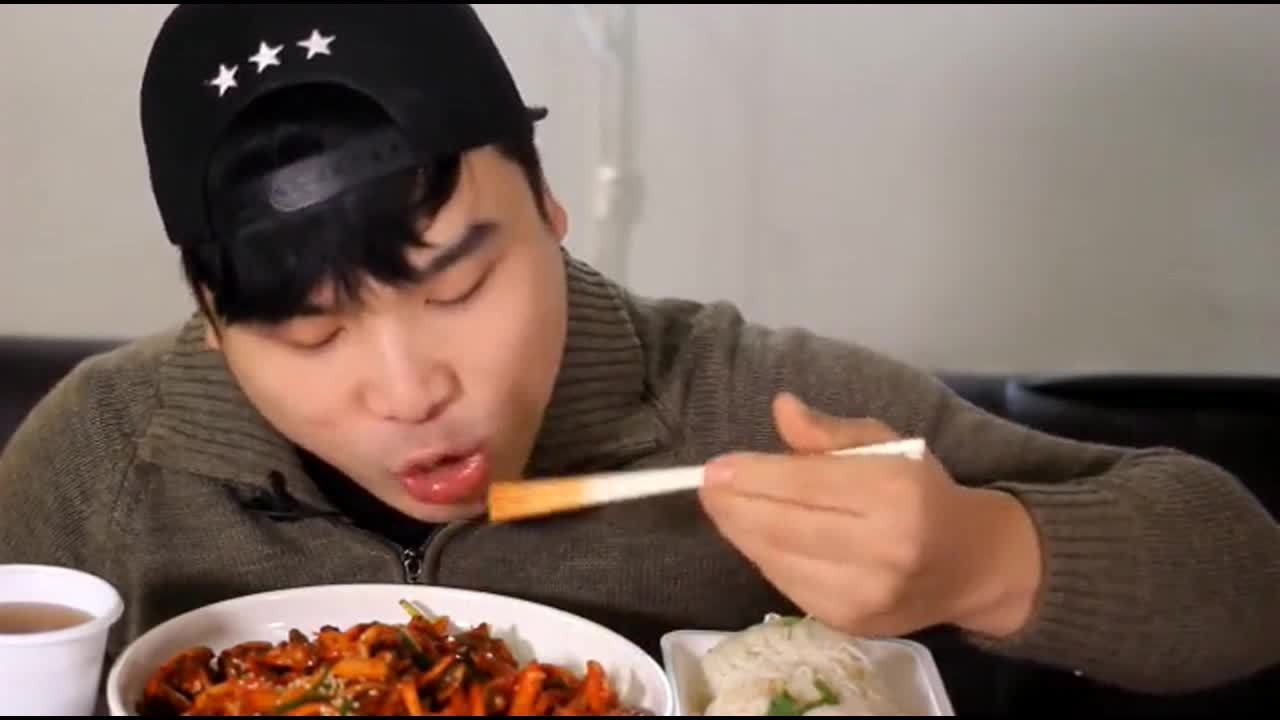 韩国大胃王豪放派小哥吃凉拌海螺面,吃货胃口就是好