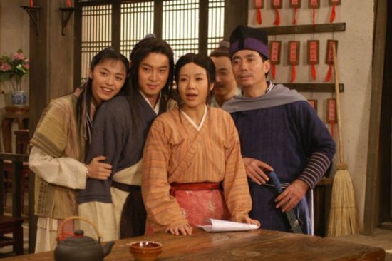 年间)的关中地区小镇"七侠镇"中"同福客栈"里的女掌柜佟湘玉和她的