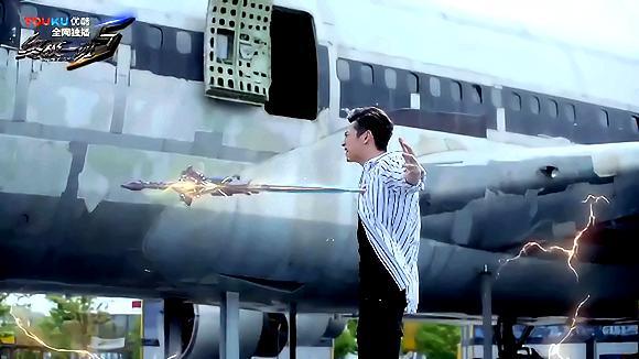 视频:亚瑟为救五熊,甘愿 石中剑刺穿胸膛,终极一班全体看愣了