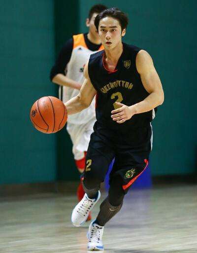 蒋劲夫对篮球的热爱了,大有一种"演戏耽误我打球"的感觉.