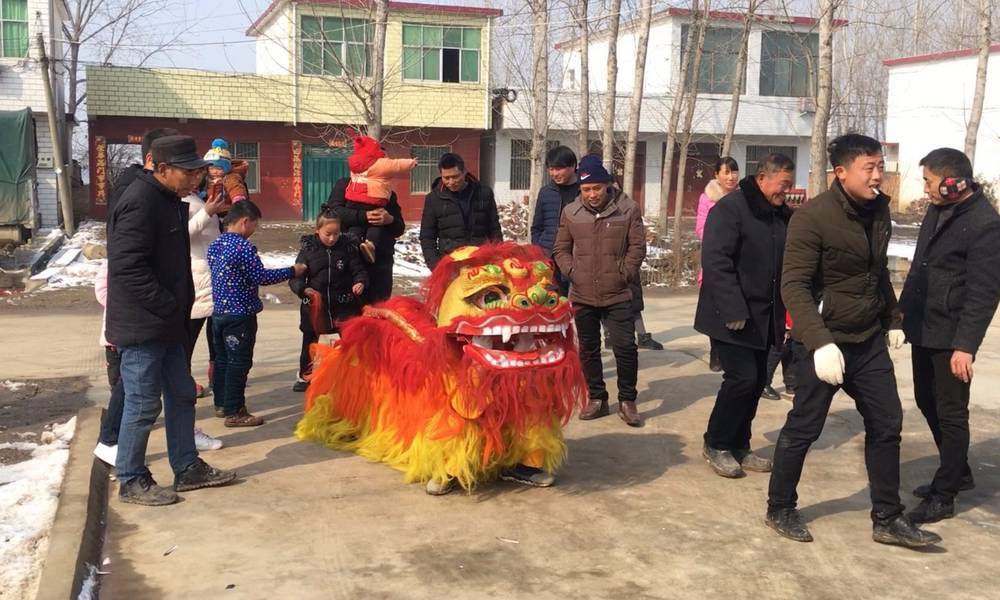 实拍河南 农村舞狮拜年,村里男女老少都来围观,真热闹