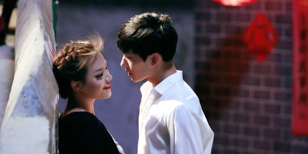 《左耳》中小耳朵对张漾由恨转爱,中间经历了怎样的变化呢?