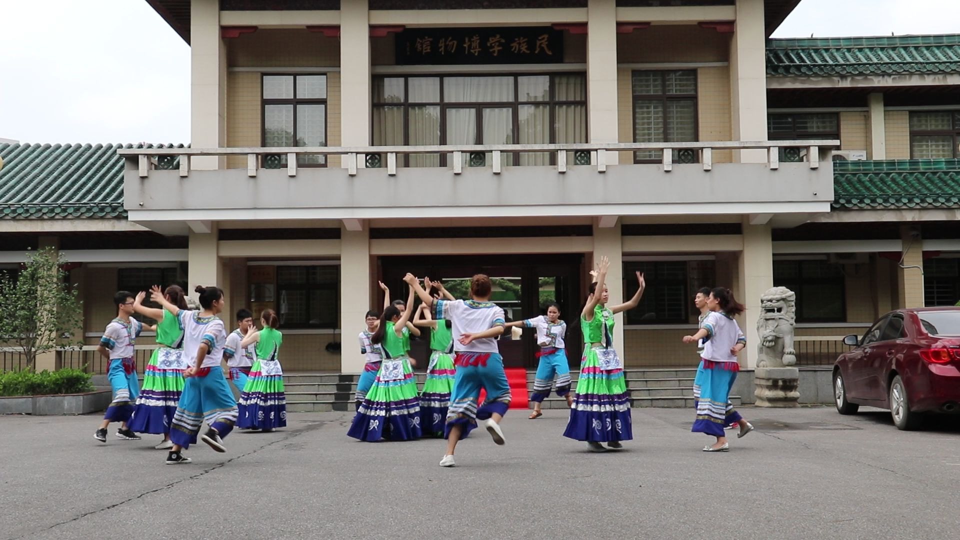 [图]中南民大民族研究会彝族-彝山色舞蹈表演