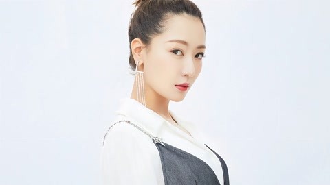 清爽的 白衬衫搭配吊带连衣裙,白冰流露出柔美的女人味