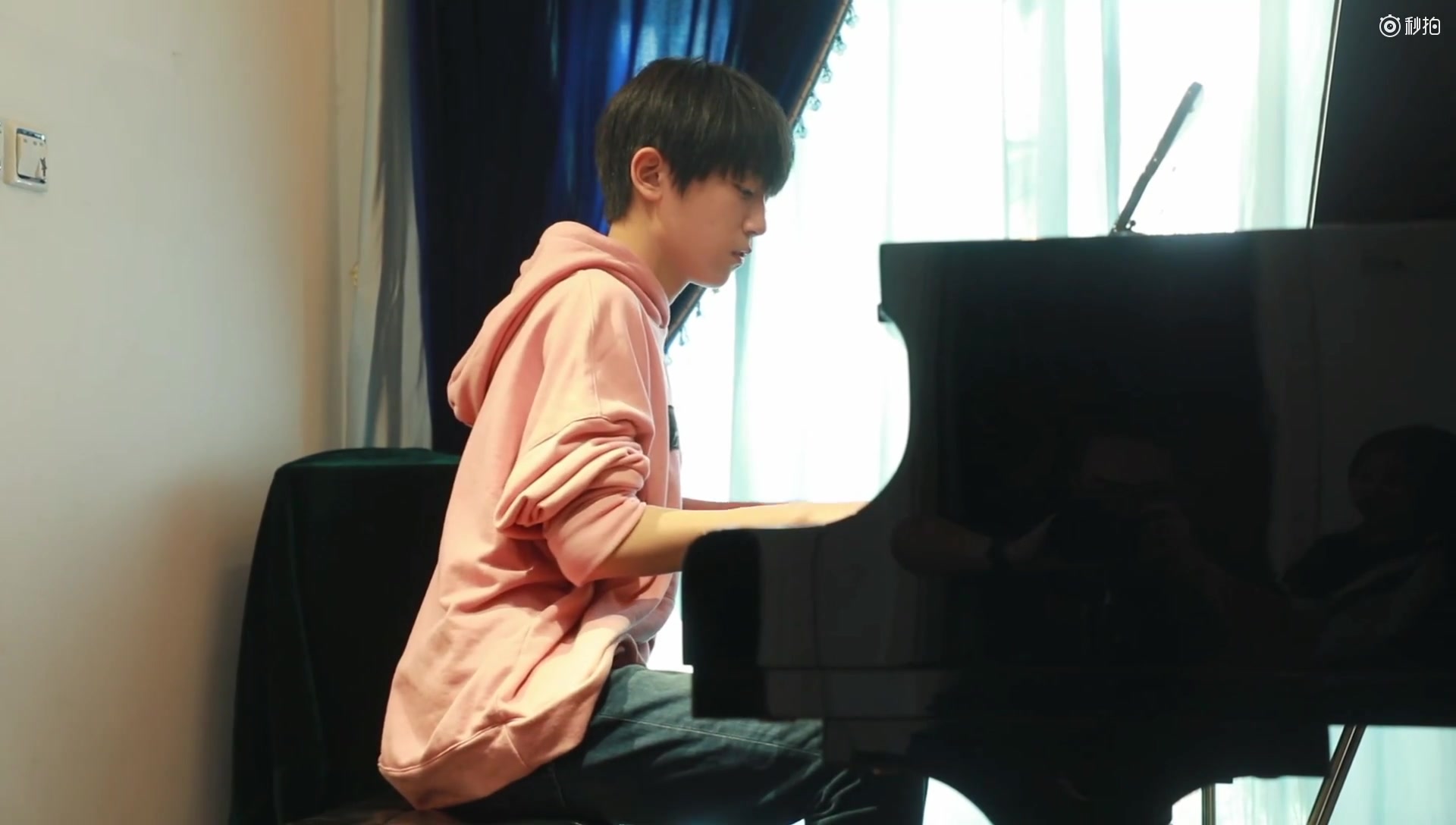 李天泽 弹钢琴图片
