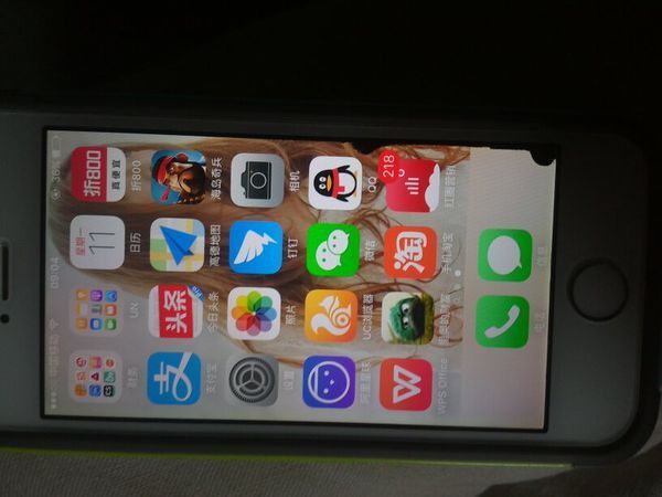 苹果5s手机屏幕右下角出现黑色区域,越来越大