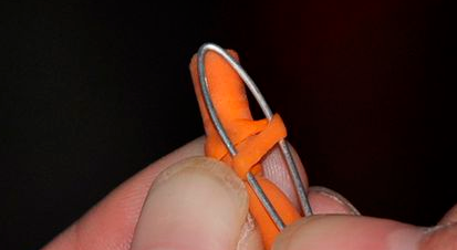 扁皮筋弹弓的皮兜用水晶线绑还是用琥珀带绑?