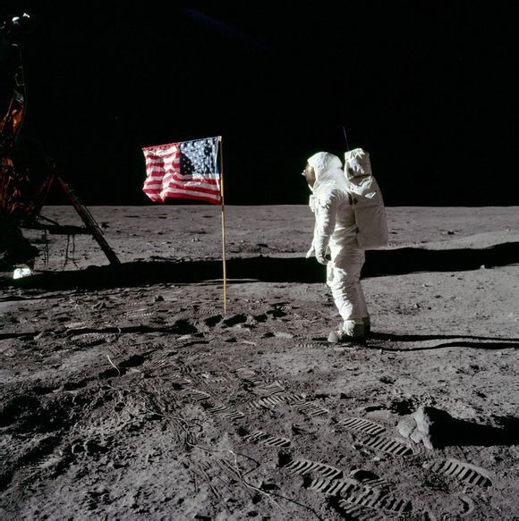 阿波罗11号的宇航员插在月球上的国旗没有风