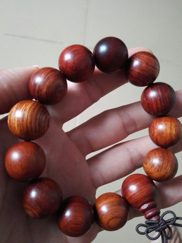 哪位大神帮忙看看这手串的材质 是巴花还是别的什么种 让我也了解下