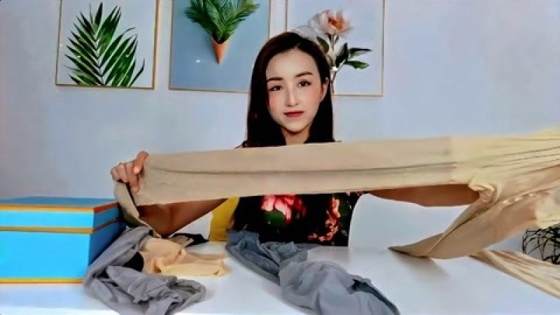 小姐姐开箱试穿 蝴蝶结高跟 凉鞋,搭配肤色丝袜,展示不一样美感!