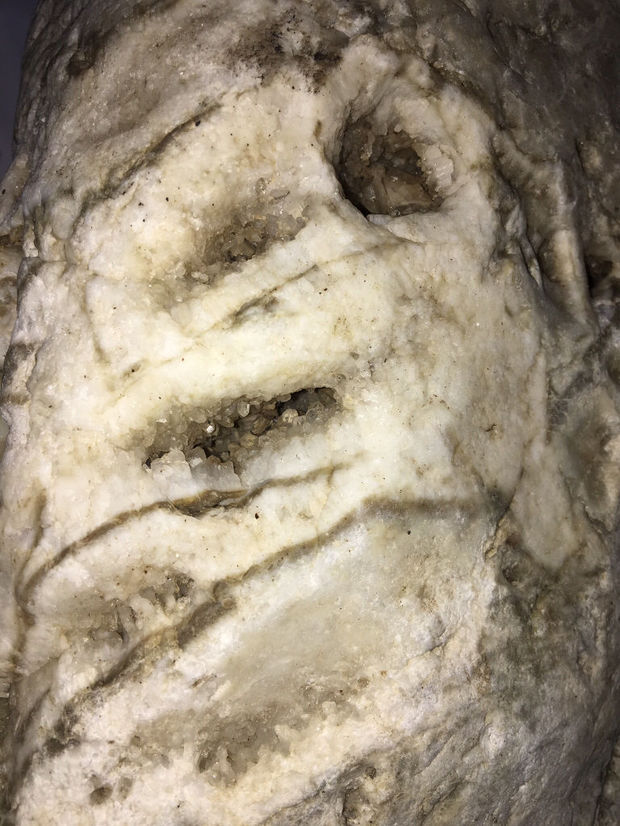这是什么石头里面有透明结晶体