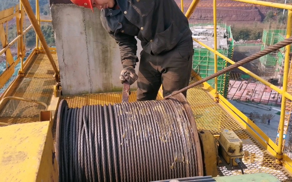 工地打工,今天 塔吊租赁公司的师傅来打黄油了,全套保养一起干完