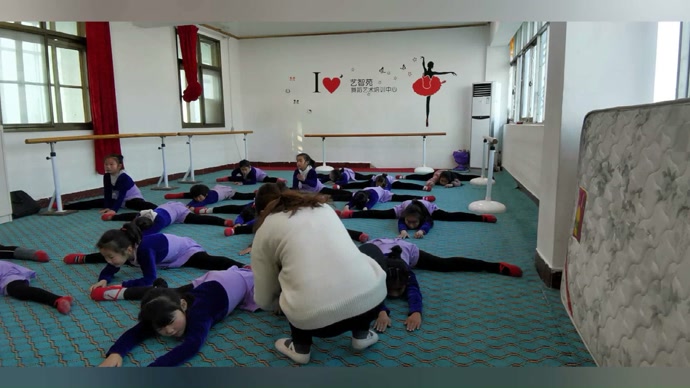 少儿舞蹈 地面爬横叉注意事项