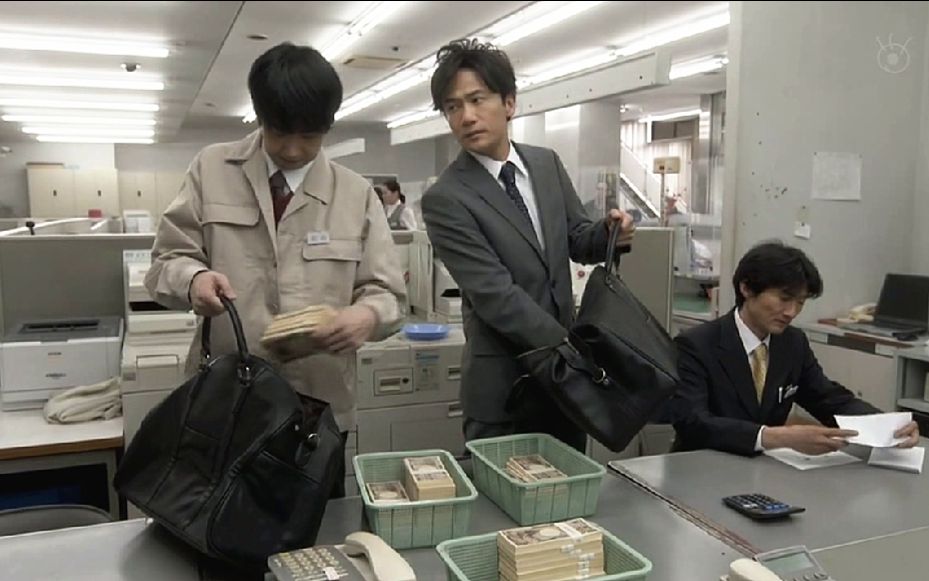 【韩小囧】两个小伙进 银行抢劫,大摇大摆的往包里装钱,所有人都看.