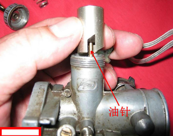 踏板化油器正确插油管图片