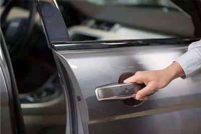 遥控汽车钥匙失灵,锁不上车门,手动锁车门的话