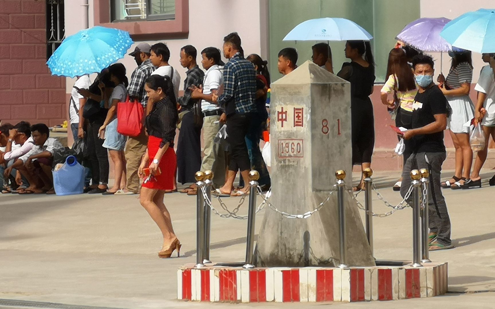 [图]中缅最大的贸易口岸,云南瑞丽口岸,大批缅甸人排队来中国赚钱