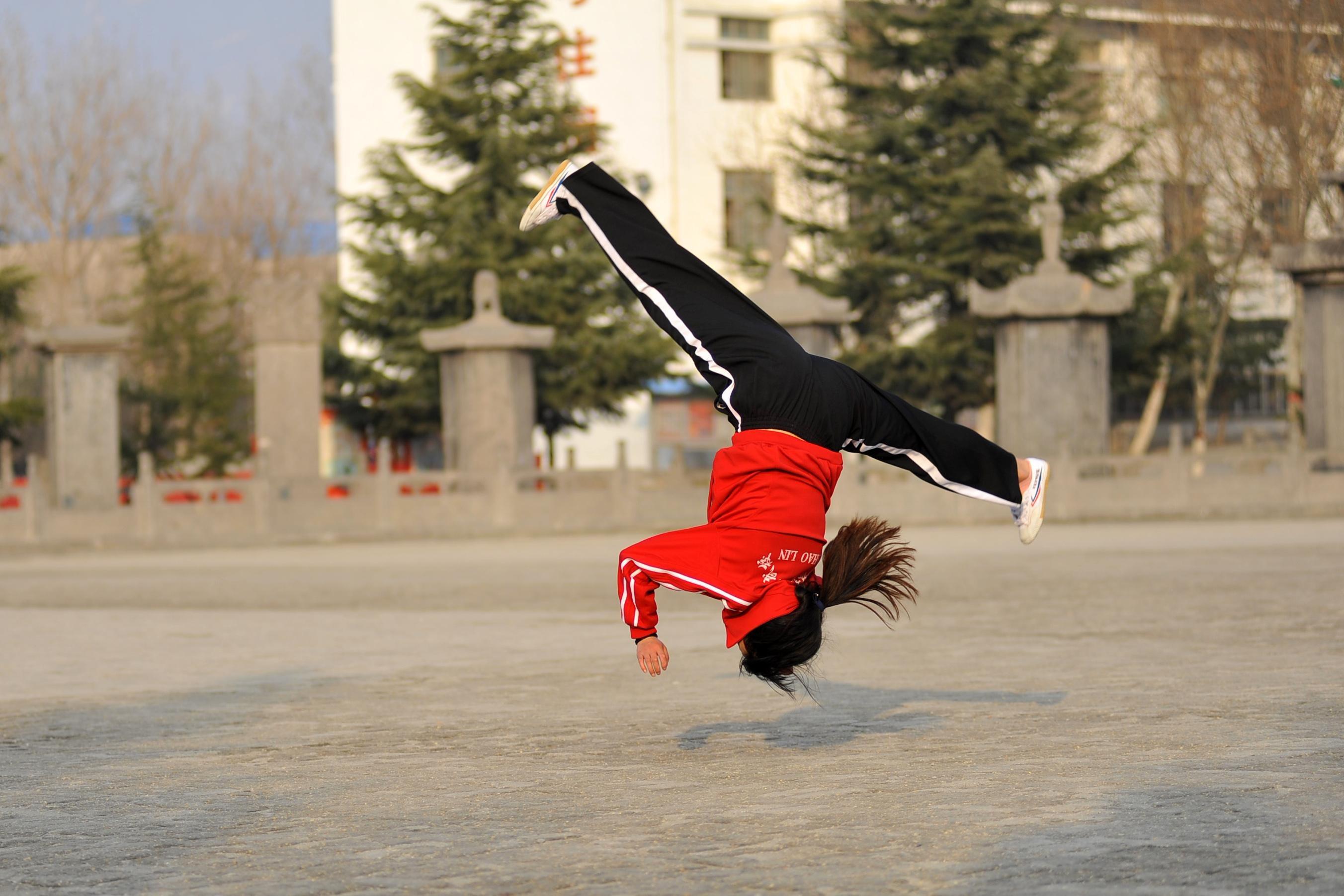 视频-少林塔沟武校:武术课上翻出花儿来的跟斗!