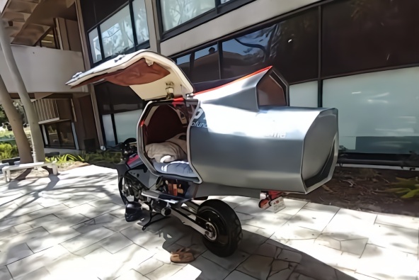 小伙穷游出奇招,把摩托车改装成房车,你羡慕吗?