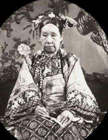 继大统,年号光绪,两宫再度垂帘听政;1881年慈安太后去世,又因1884年