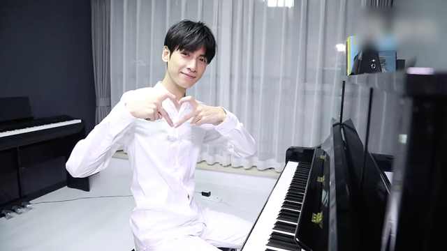900万福利!罗云熙弹钢琴表白粉丝