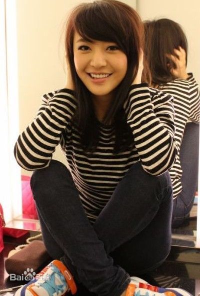 因在金鹰卡通主持王牌栏目《飞行家族酷乐园》而走红,主播"小飞豆"