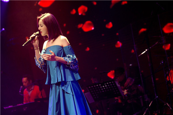 是由黄伟文作词,雷颂德作曲,雷颂德,罗尚正编曲,杨千嬅演唱的一首粤语