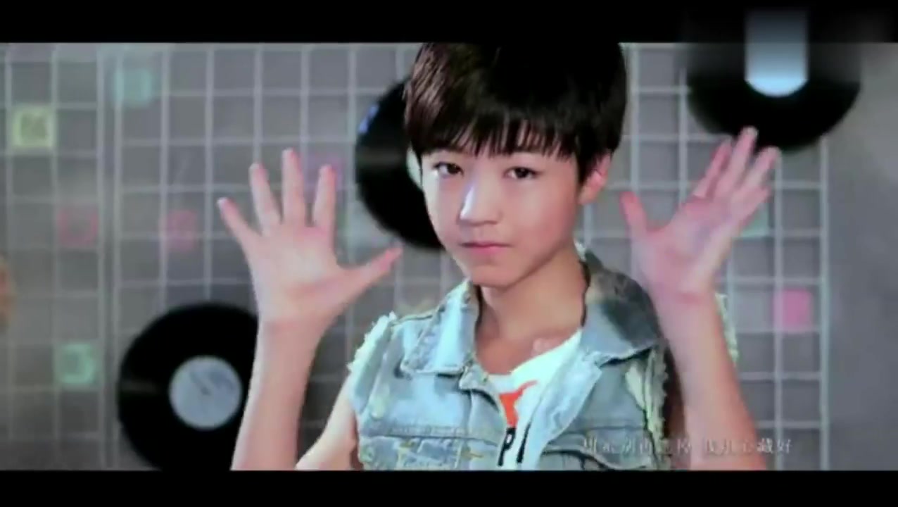  b>tfboys刚出道的时候 /b>演唱的《爱出发》三个人都好小!